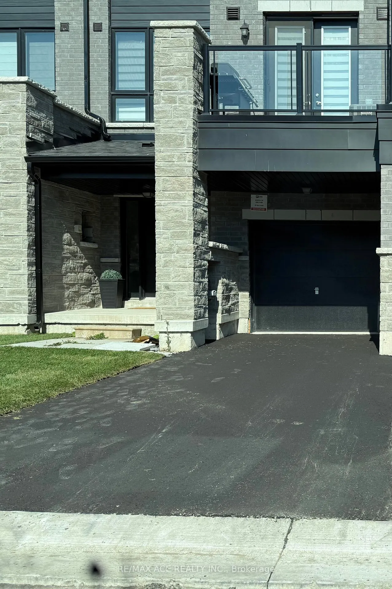 Photo 3 of 24 Spry Lane, Barrie, Innis-Shore — HOMEH