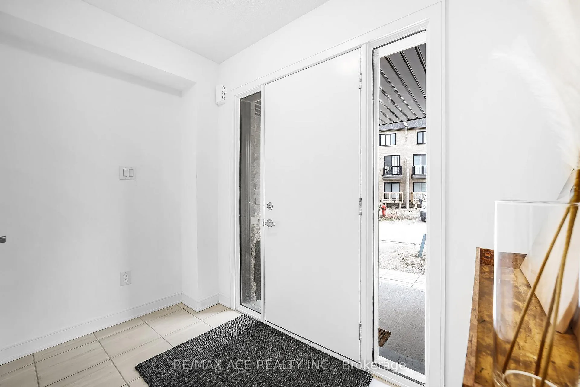 Photo 5 of 24 Spry Lane, Barrie, Innis-Shore — HOMEH