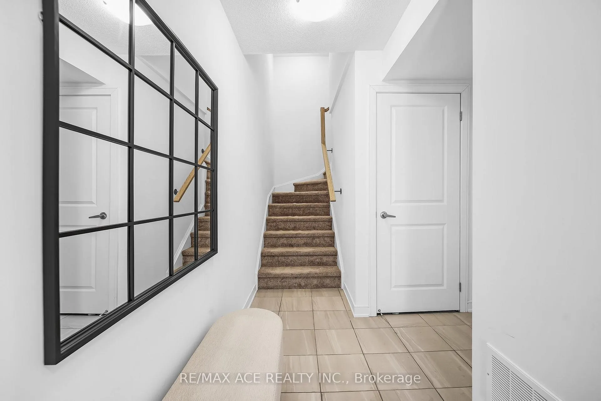 Photo 6 of 24 Spry Lane, Barrie, Innis-Shore — HOMEH
