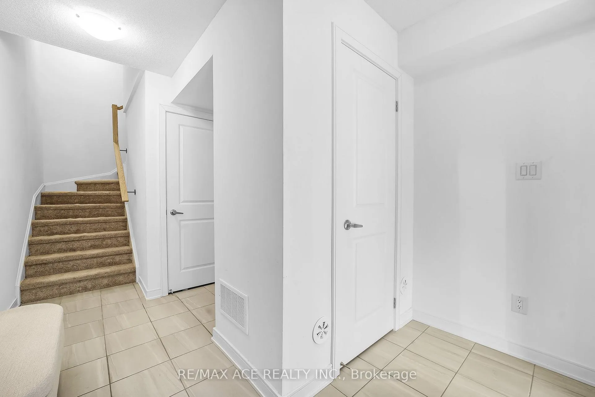Photo 7 of 24 Spry Lane, Barrie, Innis-Shore — HOMEH