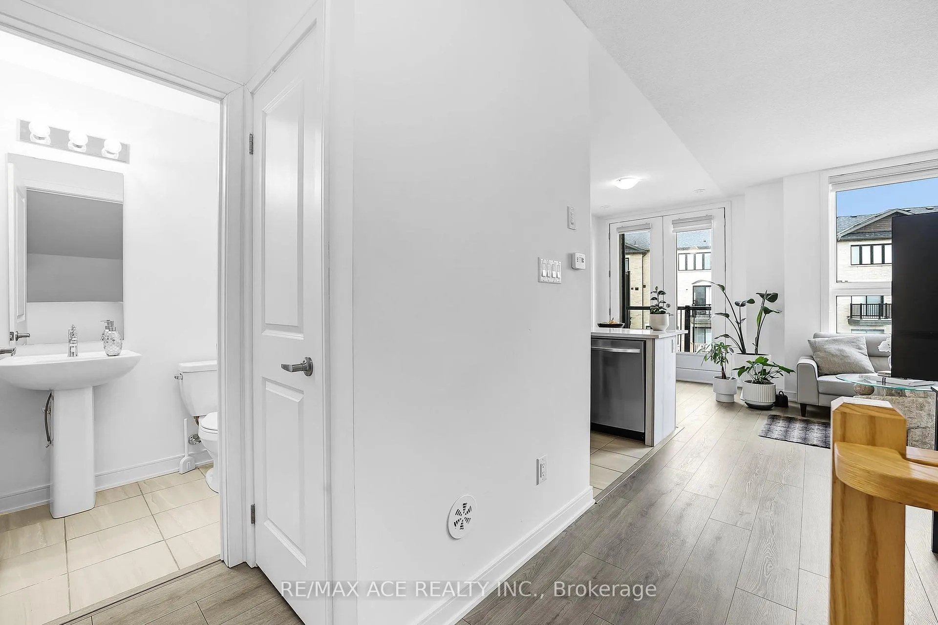 Photo 8 of 24 Spry Lane, Barrie, Innis-Shore — HOMEH