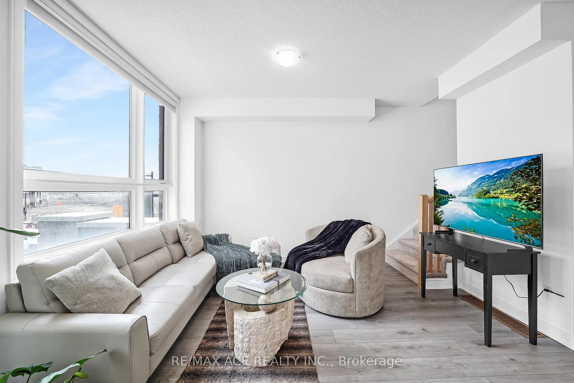 Photo 9 of 24 Spry Lane, Barrie, Innis-Shore — HOMEH