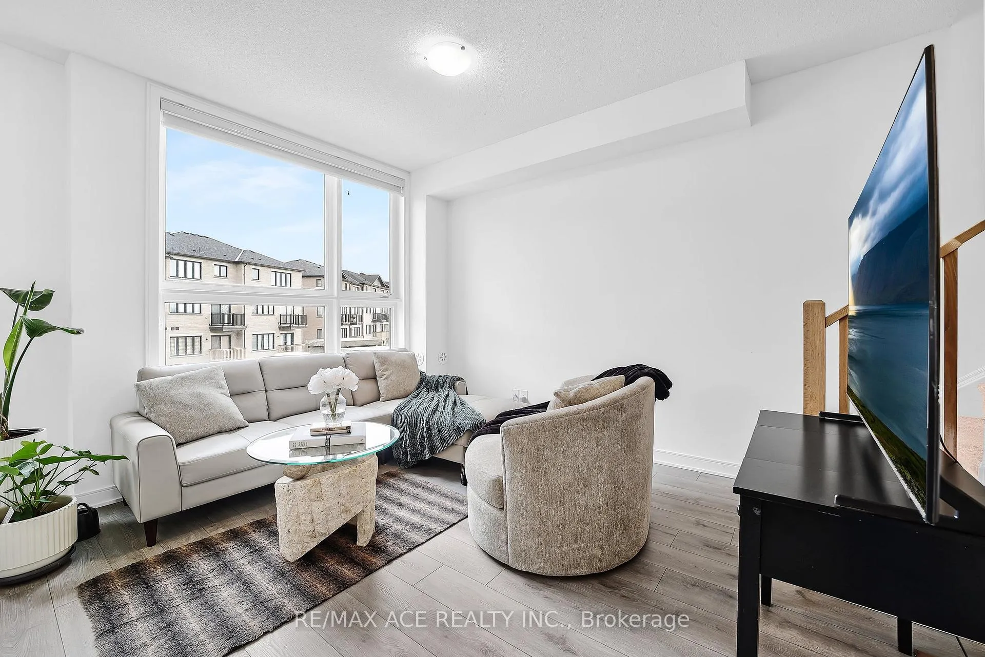 Photo 10 of 24 Spry Lane, Barrie, Innis-Shore — HOMEH