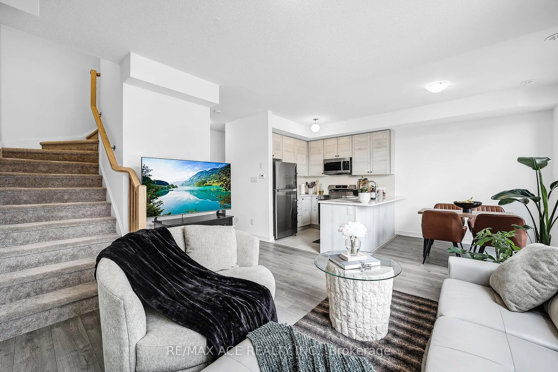 Photo 11 of 24 Spry Lane, Barrie, Innis-Shore — HOMEH