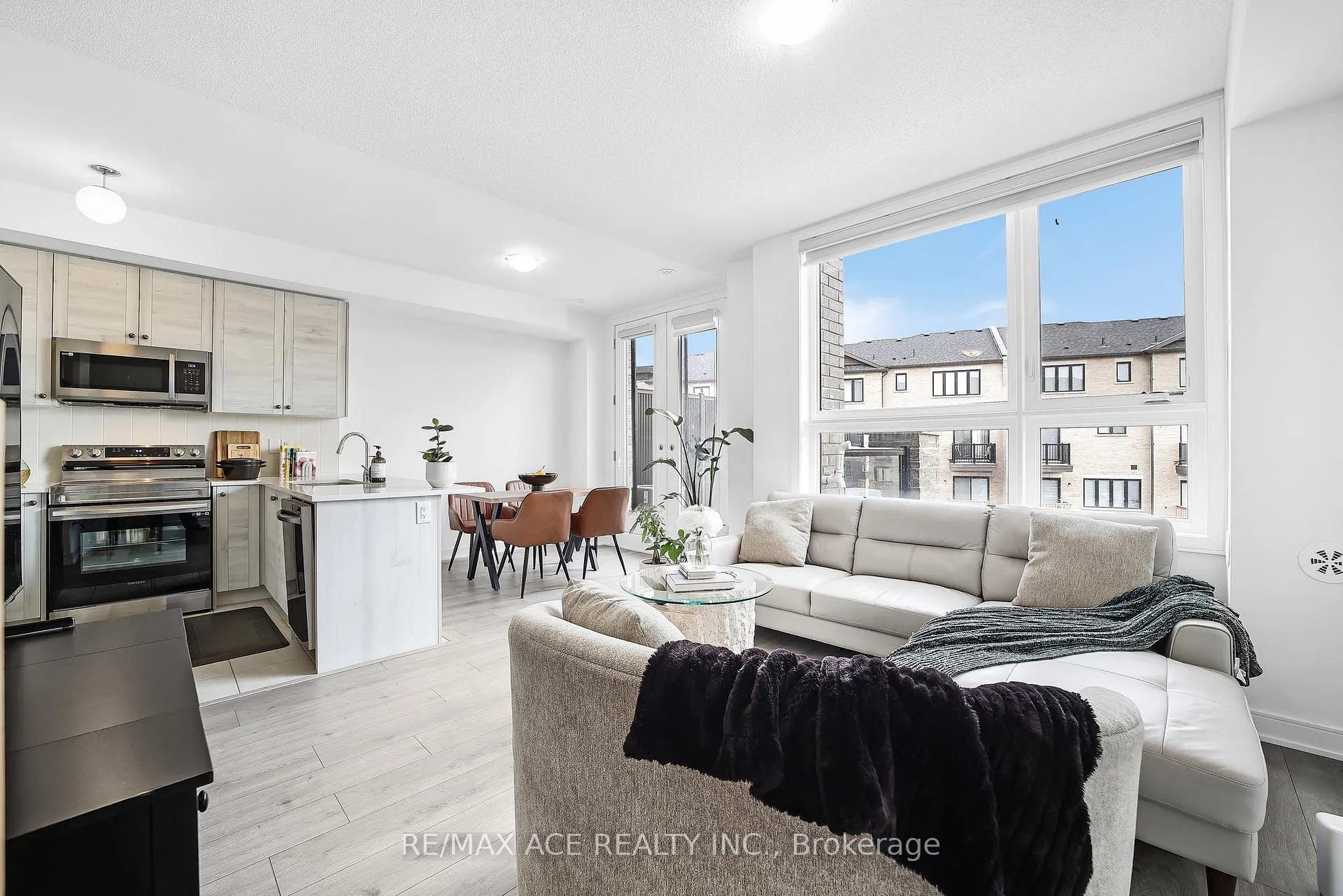 Photo 12 of 24 Spry Lane, Barrie, Innis-Shore — HOMEH