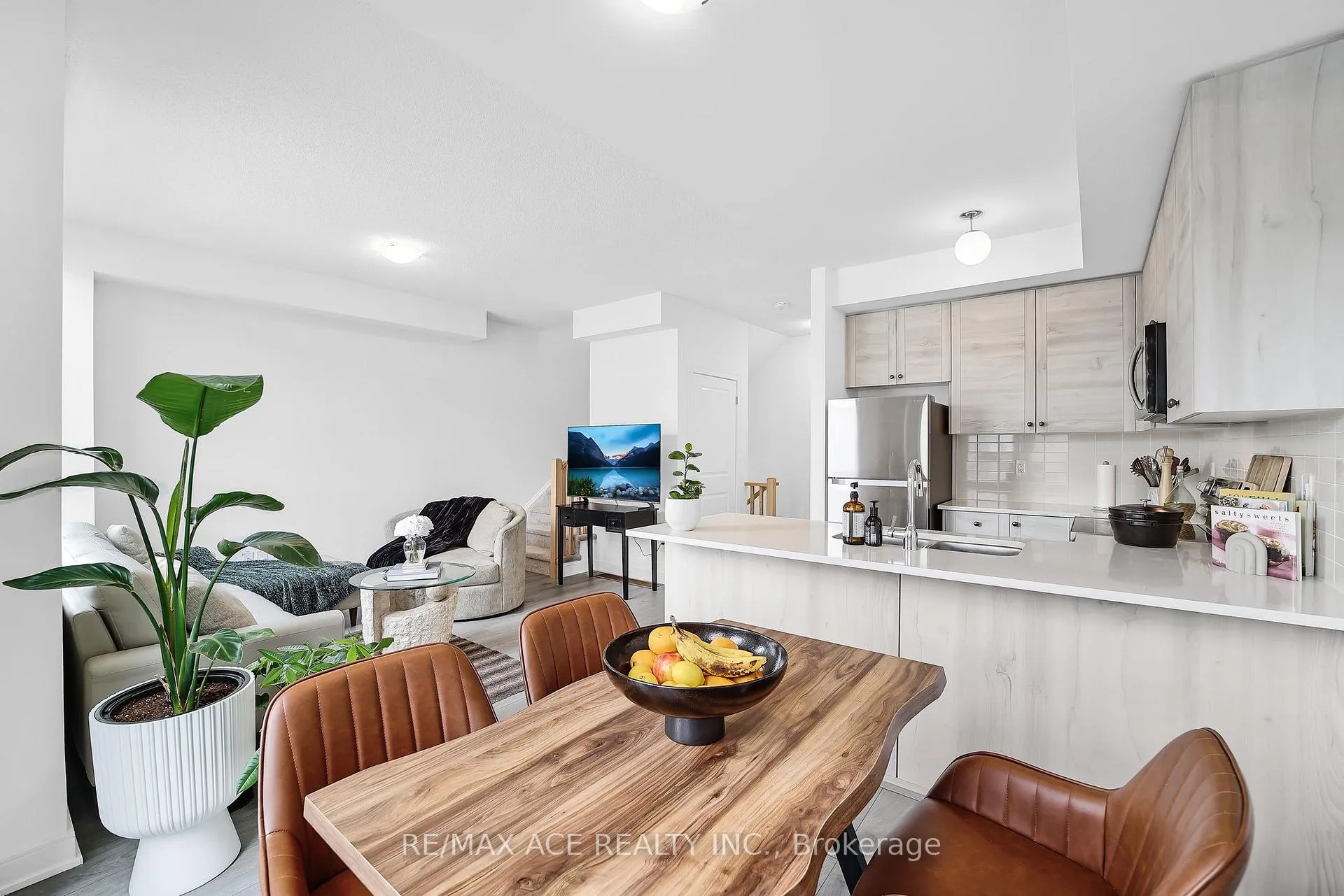Photo 14 of 24 Spry Lane, Barrie, Innis-Shore — HOMEH