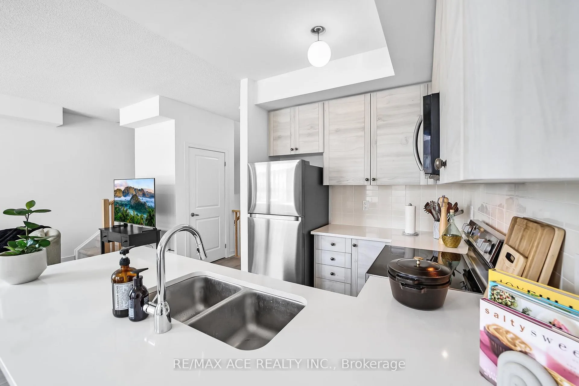 Photo 16 of 24 Spry Lane, Barrie, Innis-Shore — HOMEH