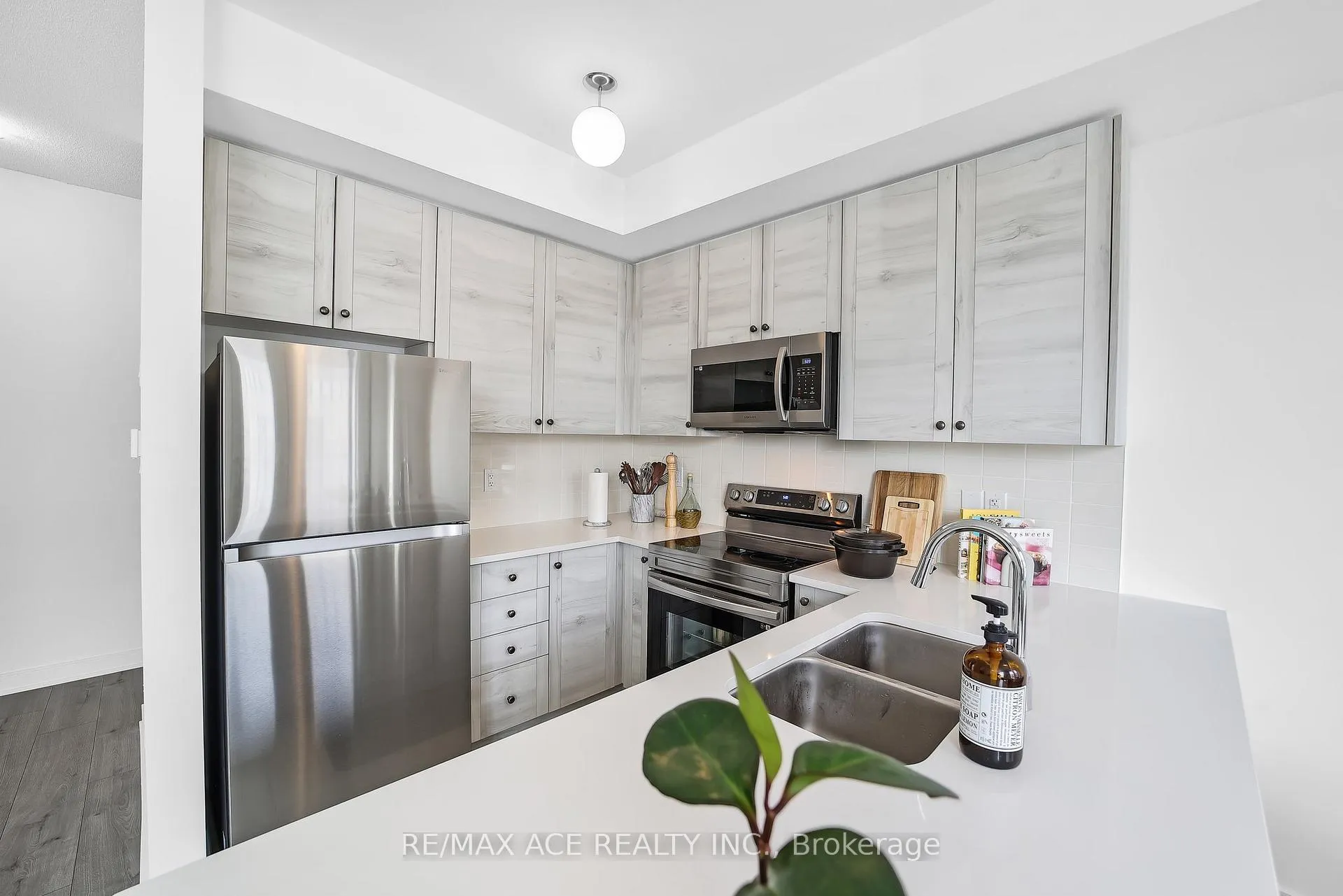 Photo 17 of 24 Spry Lane, Barrie, Innis-Shore — HOMEH