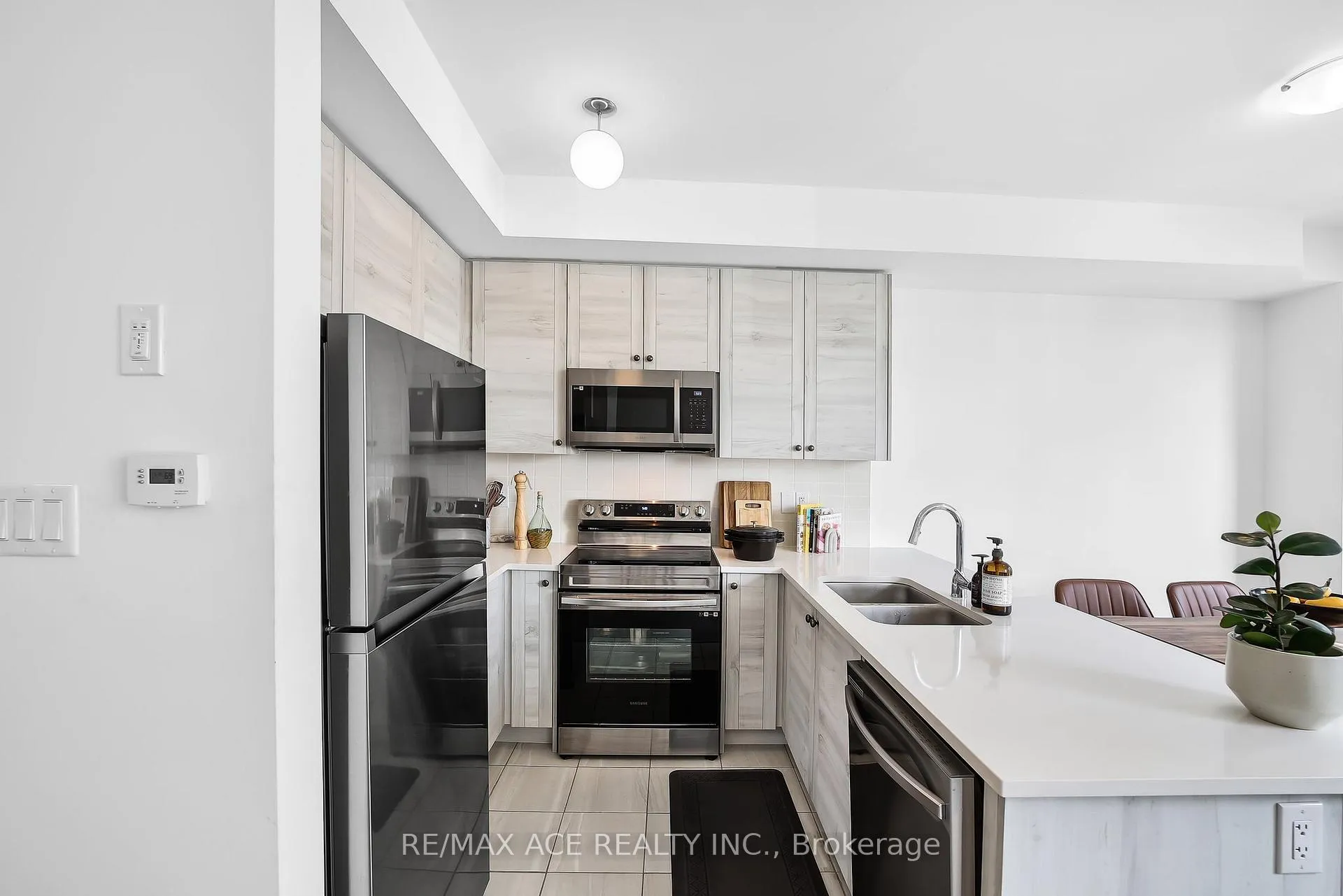 Photo 18 of 24 Spry Lane, Barrie, Innis-Shore — HOMEH
