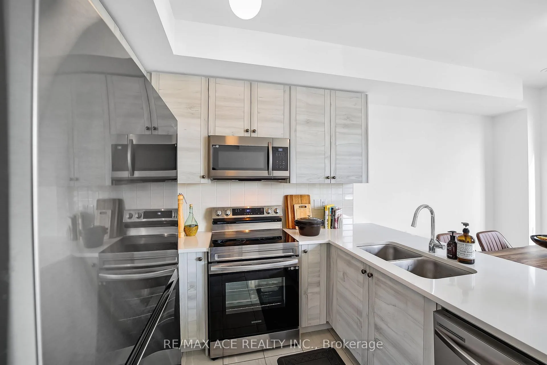 Photo 19 of 24 Spry Lane, Barrie, Innis-Shore — HOMEH