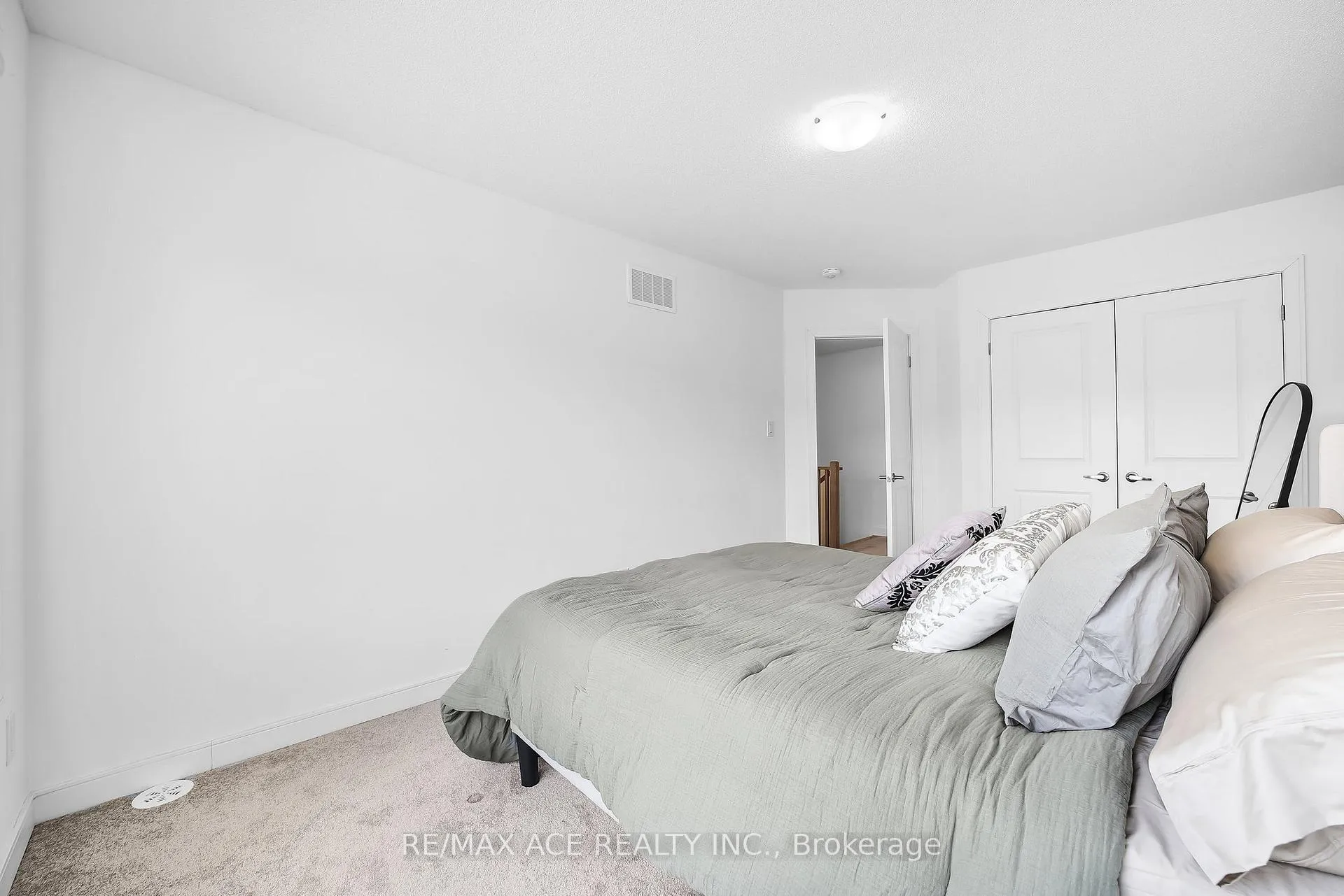 Photo 25 of 24 Spry Lane, Barrie, Innis-Shore — HOMEH