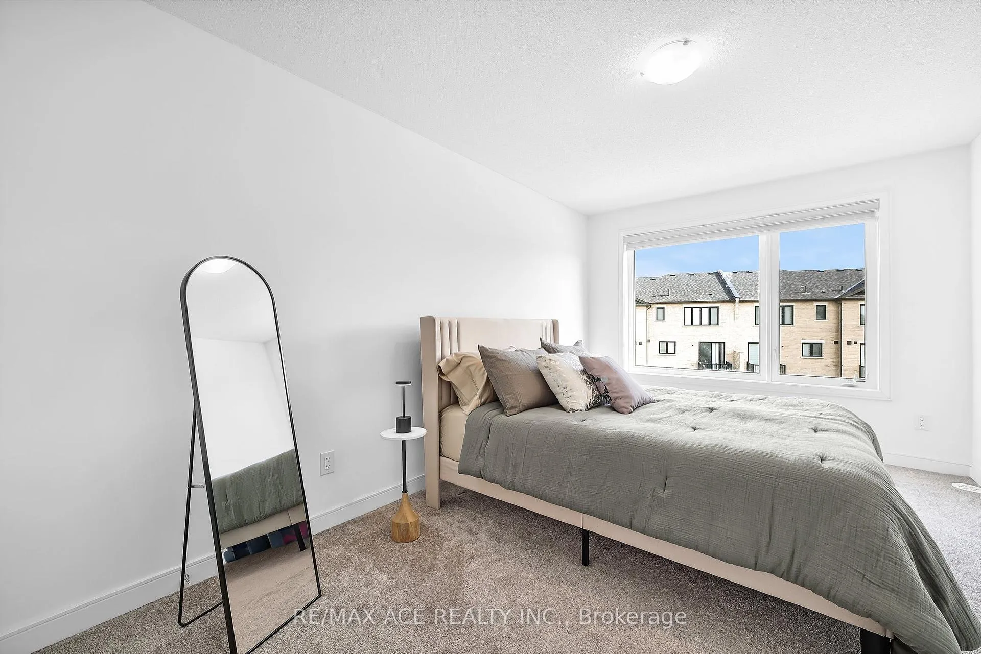 Photo 26 of 24 Spry Lane, Barrie, Innis-Shore — HOMEH