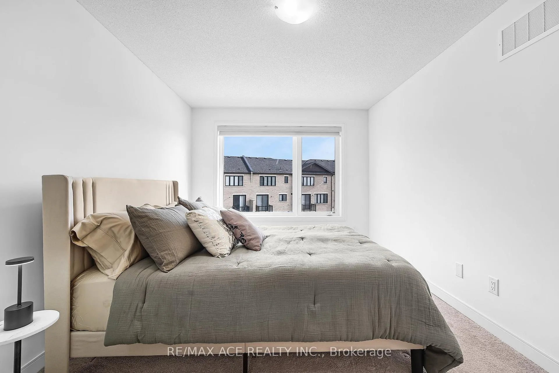 Photo 27 of 24 Spry Lane, Barrie, Innis-Shore — HOMEH