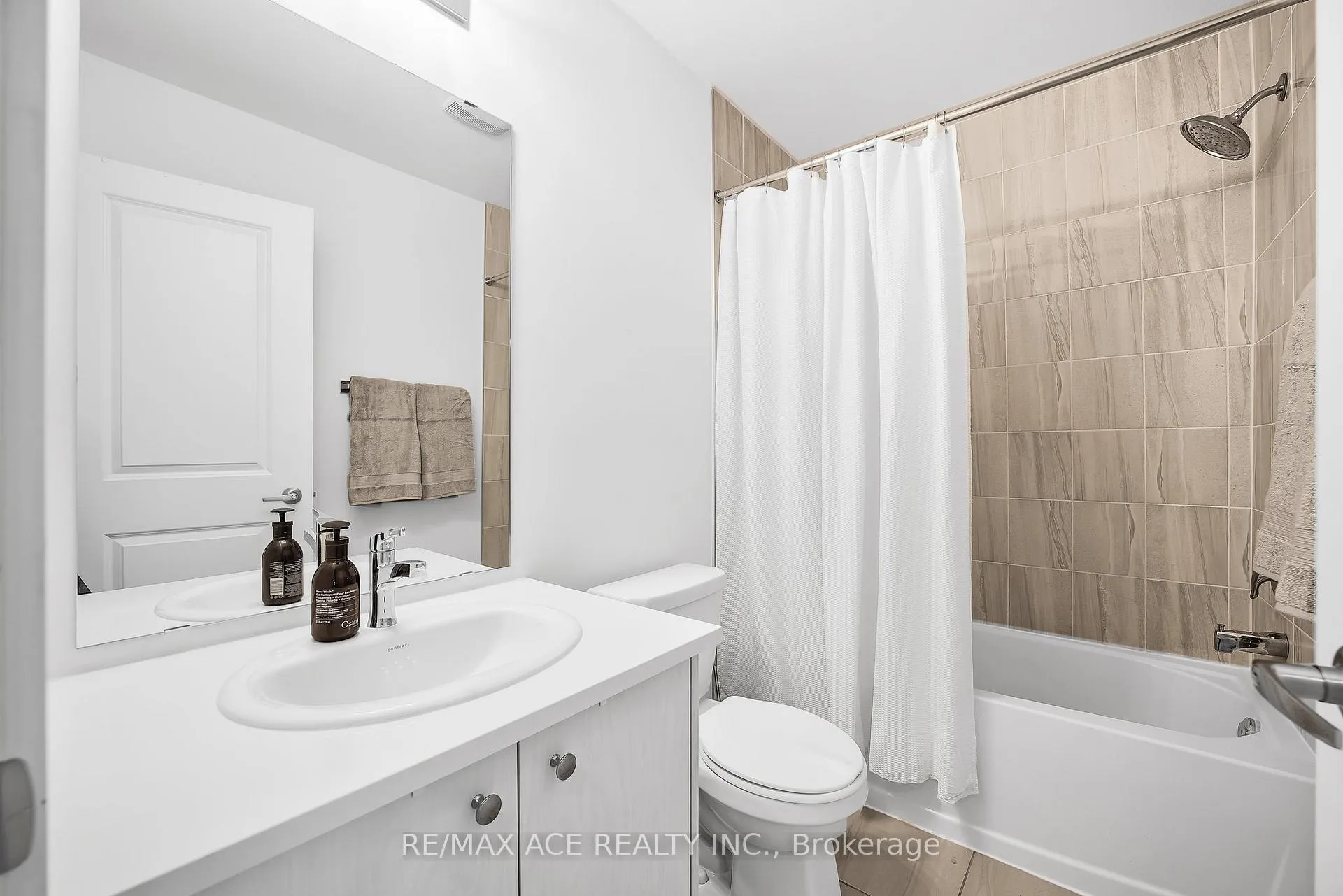Photo 31 of 24 Spry Lane, Barrie, Innis-Shore — HOMEH
