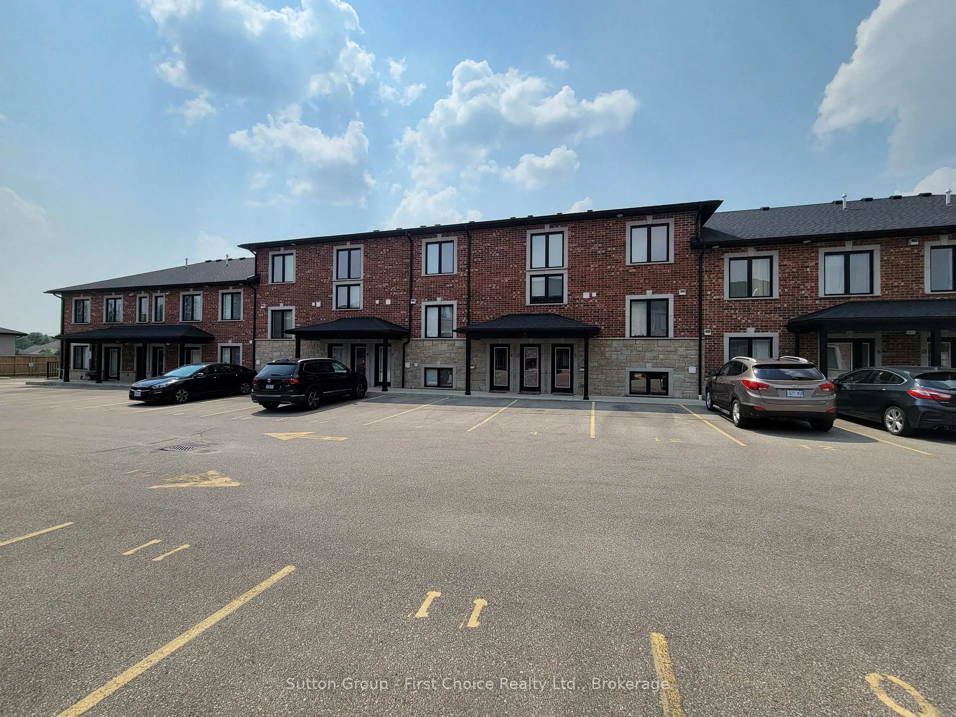 Photo 2 of Unit 5, 3205 Vivian Line 37, Stratford — HOMEH