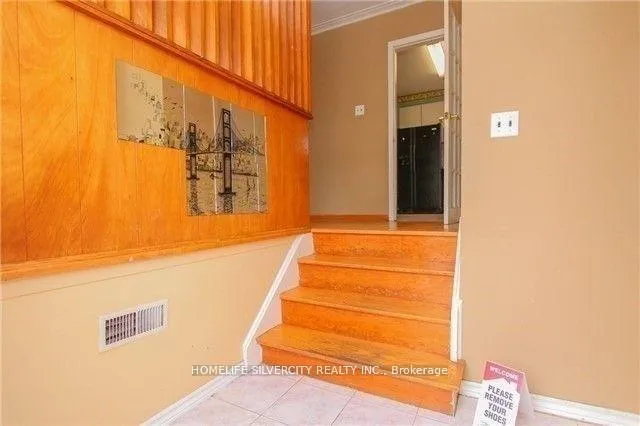 Photo 2 of Unit Upper Level, 31 Lakeland Drive, Etobicoke, Thistletown-Beaumonde Heights — HOMEH