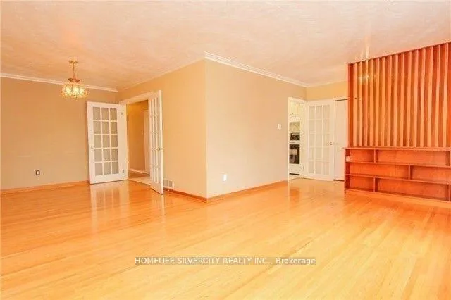 Photo 5 of Unit Upper Level, 31 Lakeland Drive, Etobicoke, Thistletown-Beaumonde Heights — HOMEH