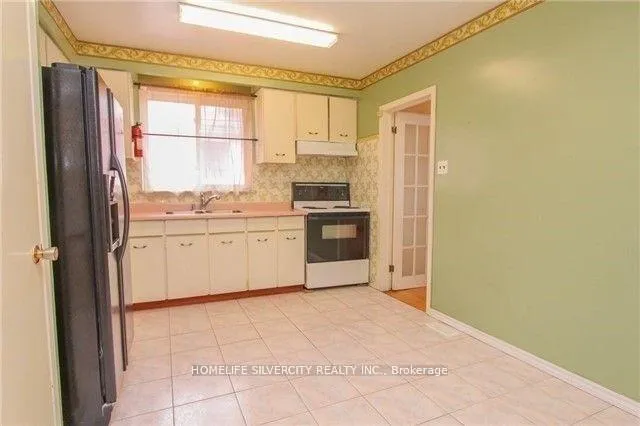Photo 7 of Unit Upper Level, 31 Lakeland Drive, Etobicoke, Thistletown-Beaumonde Heights — HOMEH