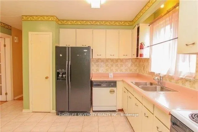 Photo 8 of Unit Upper Level, 31 Lakeland Drive, Etobicoke, Thistletown-Beaumonde Heights — HOMEH