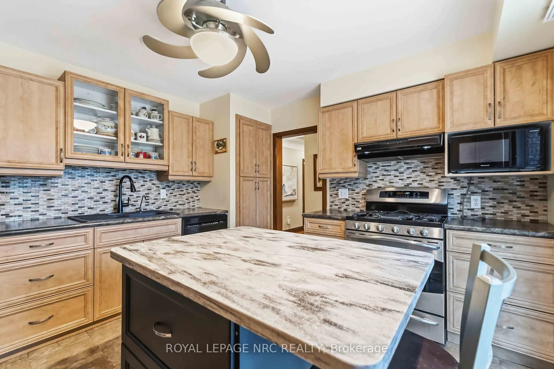 Photo 11 of 133 Lakeshore Road, St. Catharines, Lakeshore — HOMEH