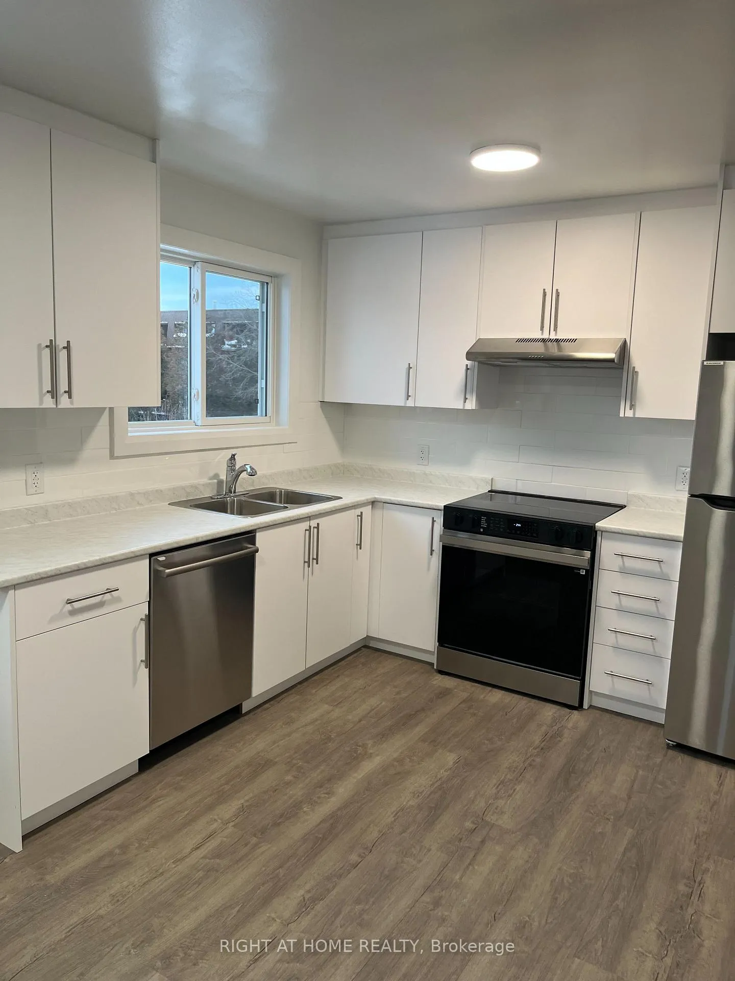 Photo 4 of Unit UNIT #2, 129 Cedar Street, Whitby, Downtown Whitby — HOMEH