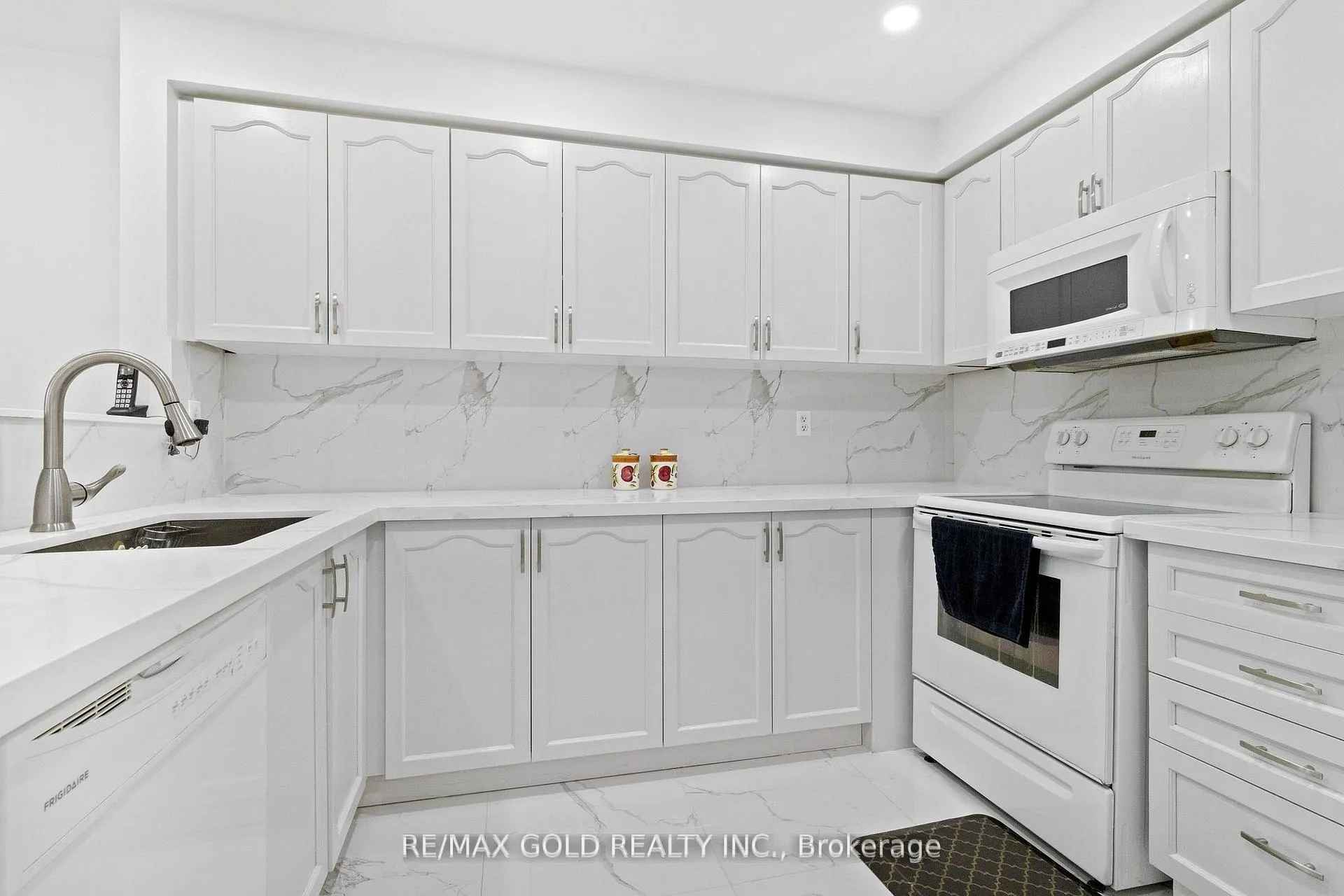 Photo 3 of 40 Blue Spruce Street, Brampton, Sandringham-Wellington — HOMEH