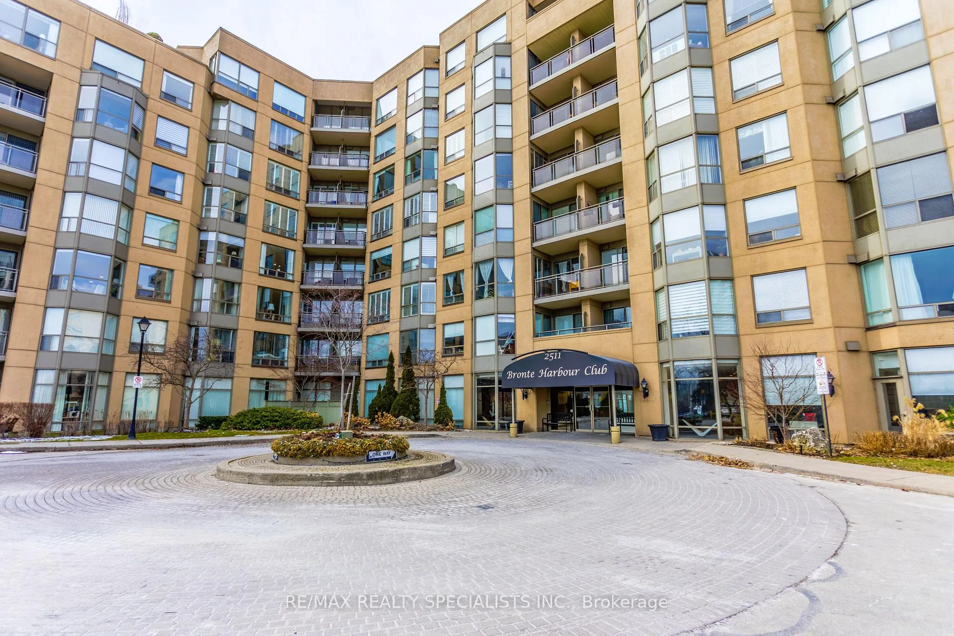 Photo 2 of Unit 708, 2511 Lakeshore Road W, Oakville, Bronte — HOMEH
