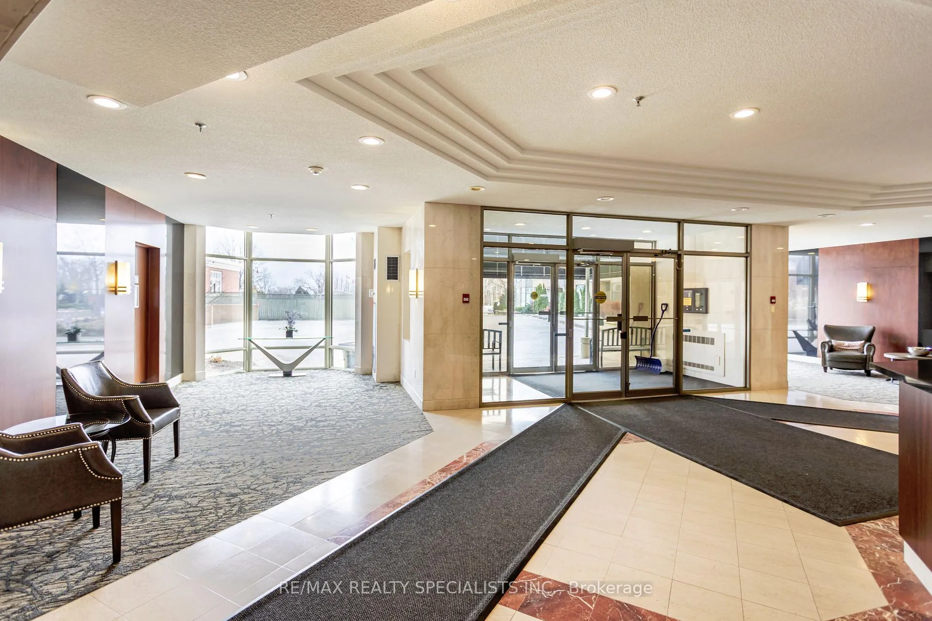 Photo 6 of Unit 708, 2511 Lakeshore Road W, Oakville, Bronte — HOMEH