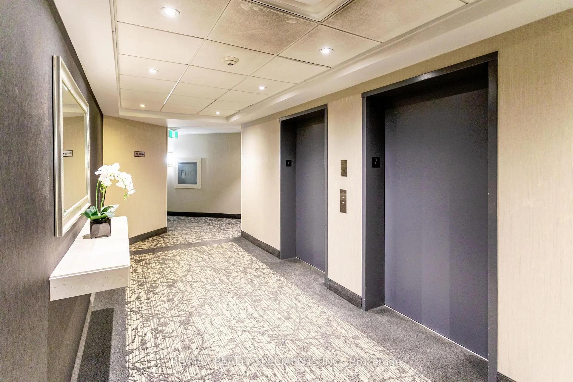 Photo 7 of Unit 708, 2511 Lakeshore Road W, Oakville, Bronte — HOMEH