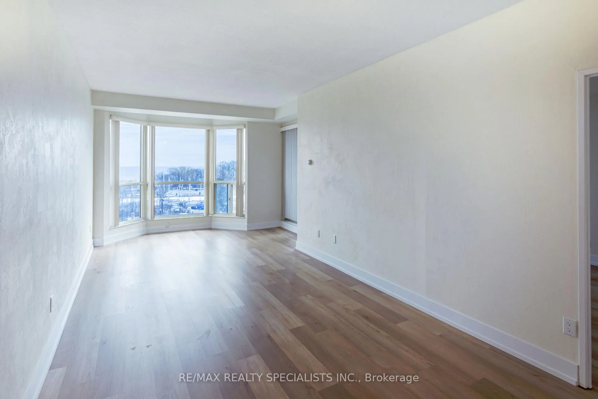 Photo 9 of Unit 708, 2511 Lakeshore Road W, Oakville, Bronte — HOMEH