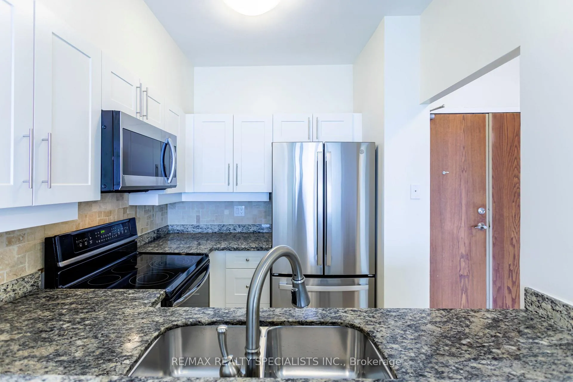 Photo 11 of Unit 708, 2511 Lakeshore Road W, Oakville, Bronte — HOMEH