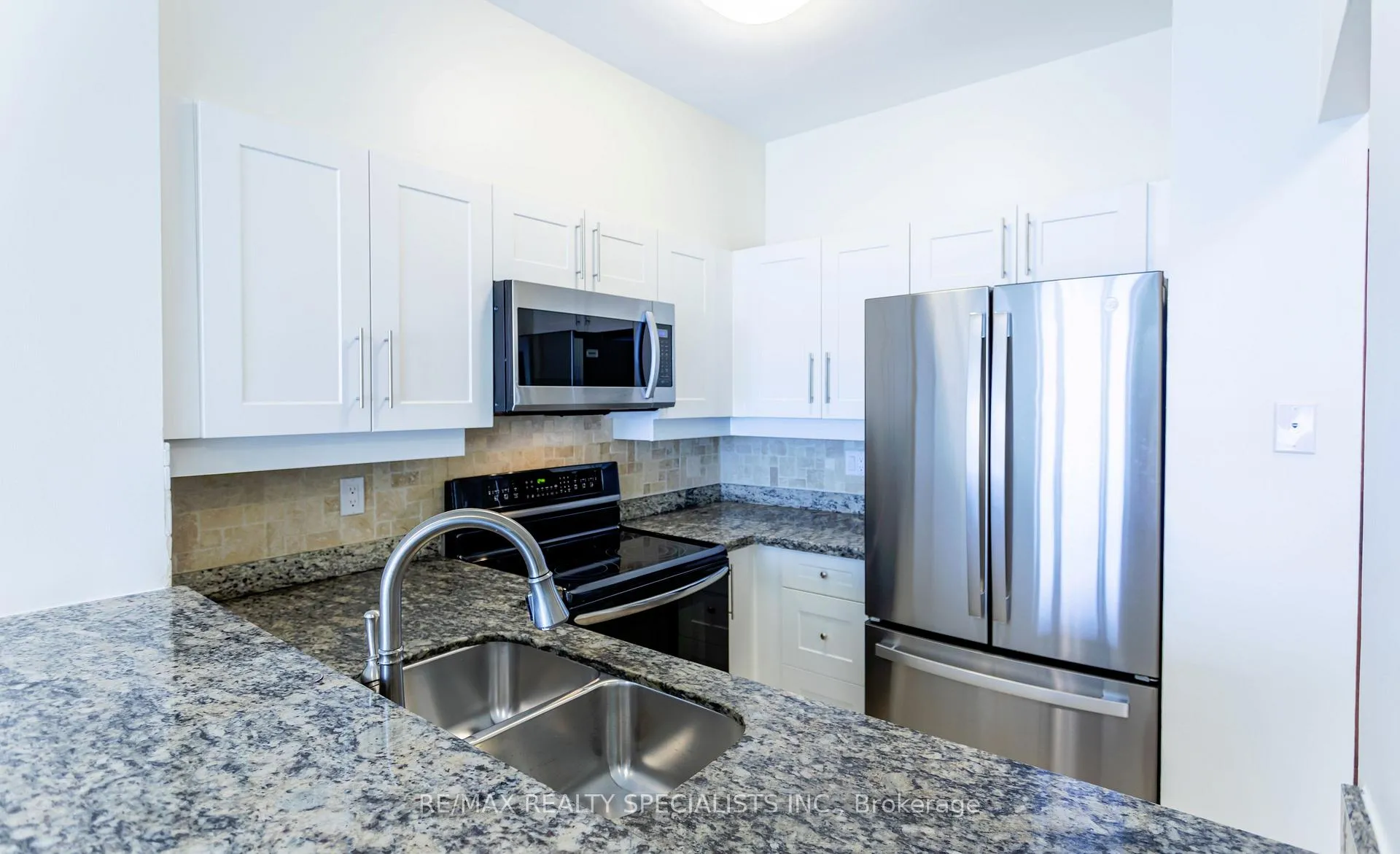 Photo 12 of Unit 708, 2511 Lakeshore Road W, Oakville, Bronte — HOMEH