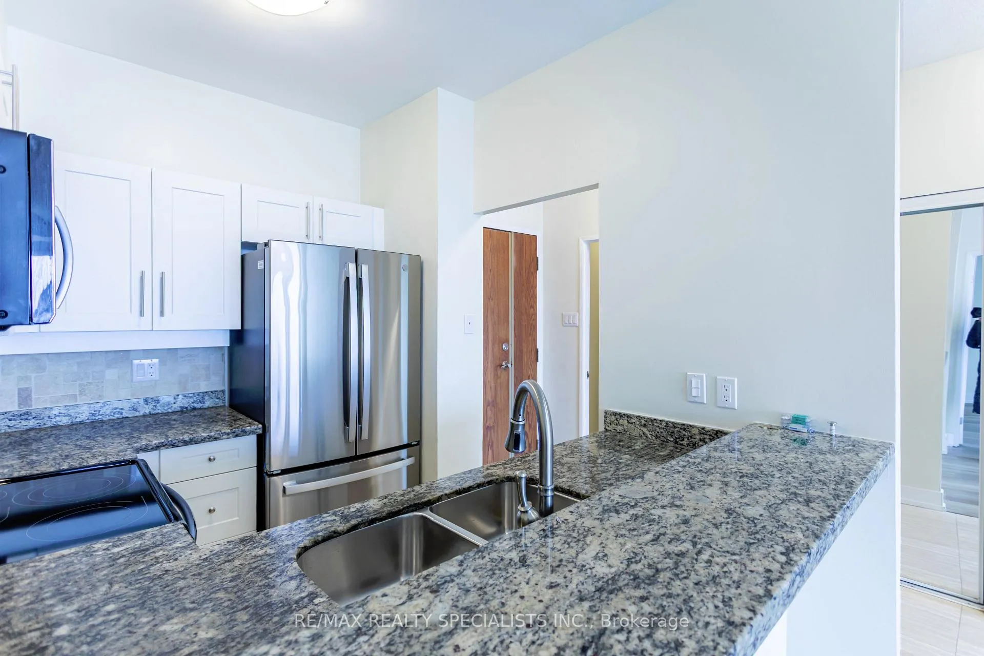 Photo 13 of Unit 708, 2511 Lakeshore Road W, Oakville, Bronte — HOMEH