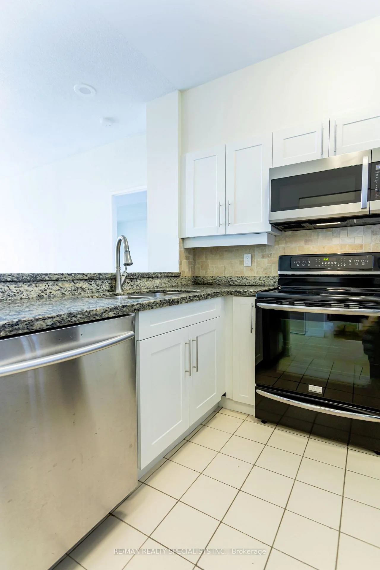 Photo 14 of Unit 708, 2511 Lakeshore Road W, Oakville, Bronte — HOMEH