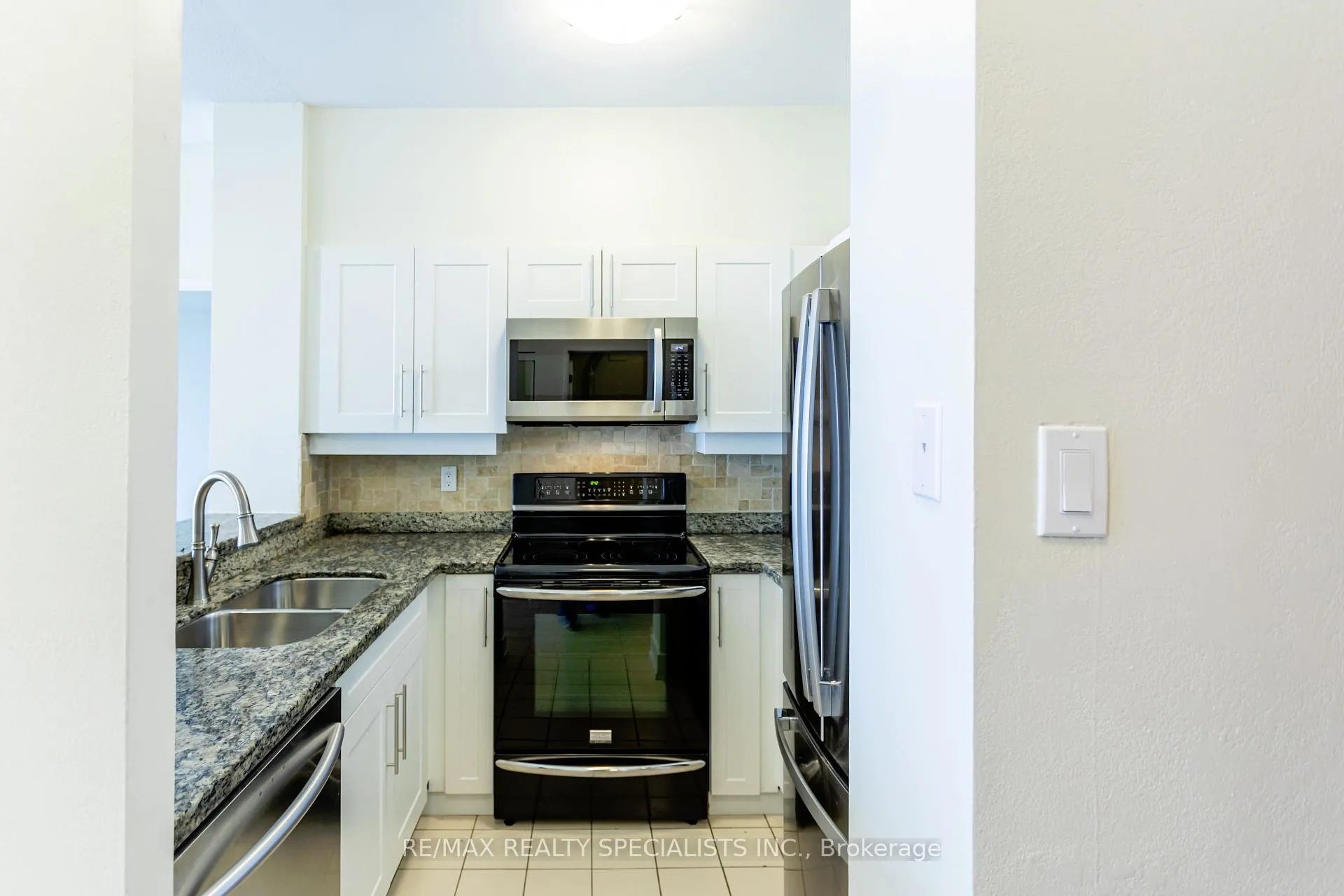 Photo 15 of Unit 708, 2511 Lakeshore Road W, Oakville, Bronte — HOMEH