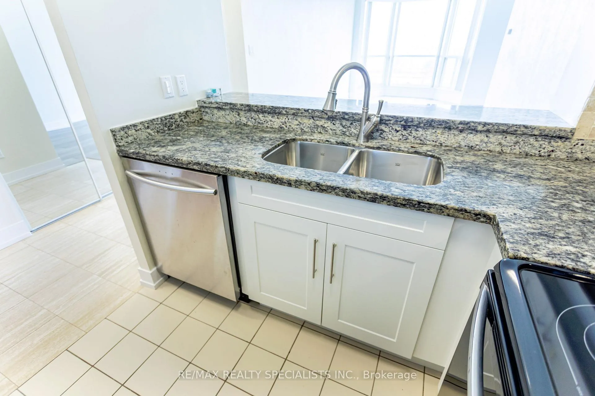 Photo 16 of Unit 708, 2511 Lakeshore Road W, Oakville, Bronte — HOMEH