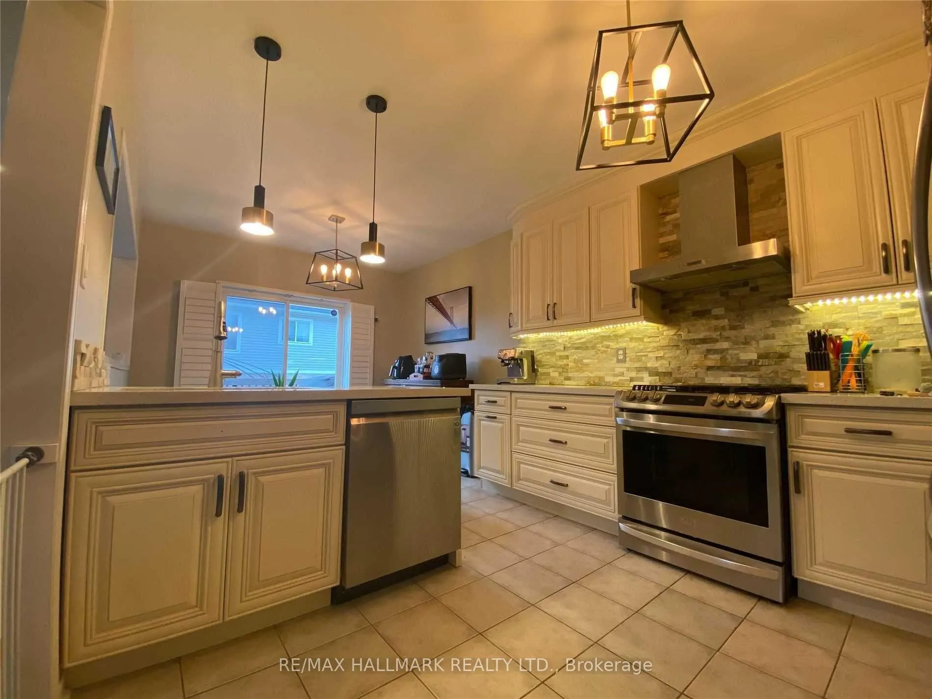 Photo 2 of 75 Puttingedge Drive, Whitby, Rolling Acres — HOMEH