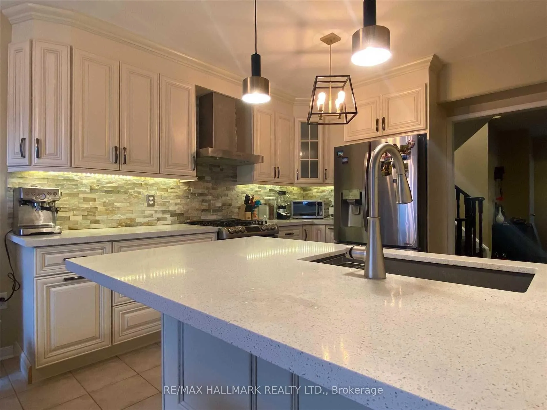 Photo 4 of 75 Puttingedge Drive, Whitby, Rolling Acres — HOMEH