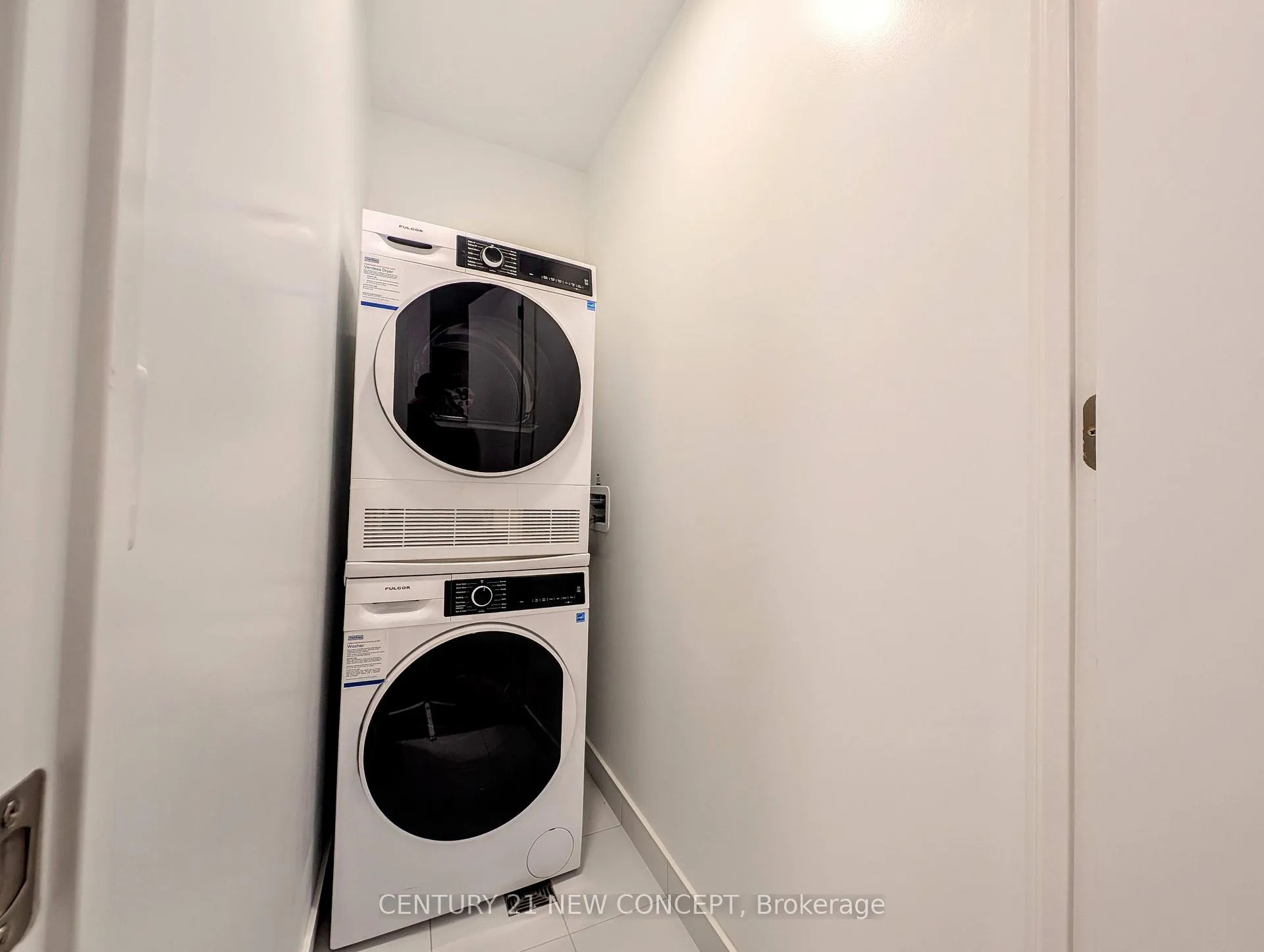 Photo 5 of Unit 1807, 180 Front Street E, Toronto, Moss Park — HOMEH