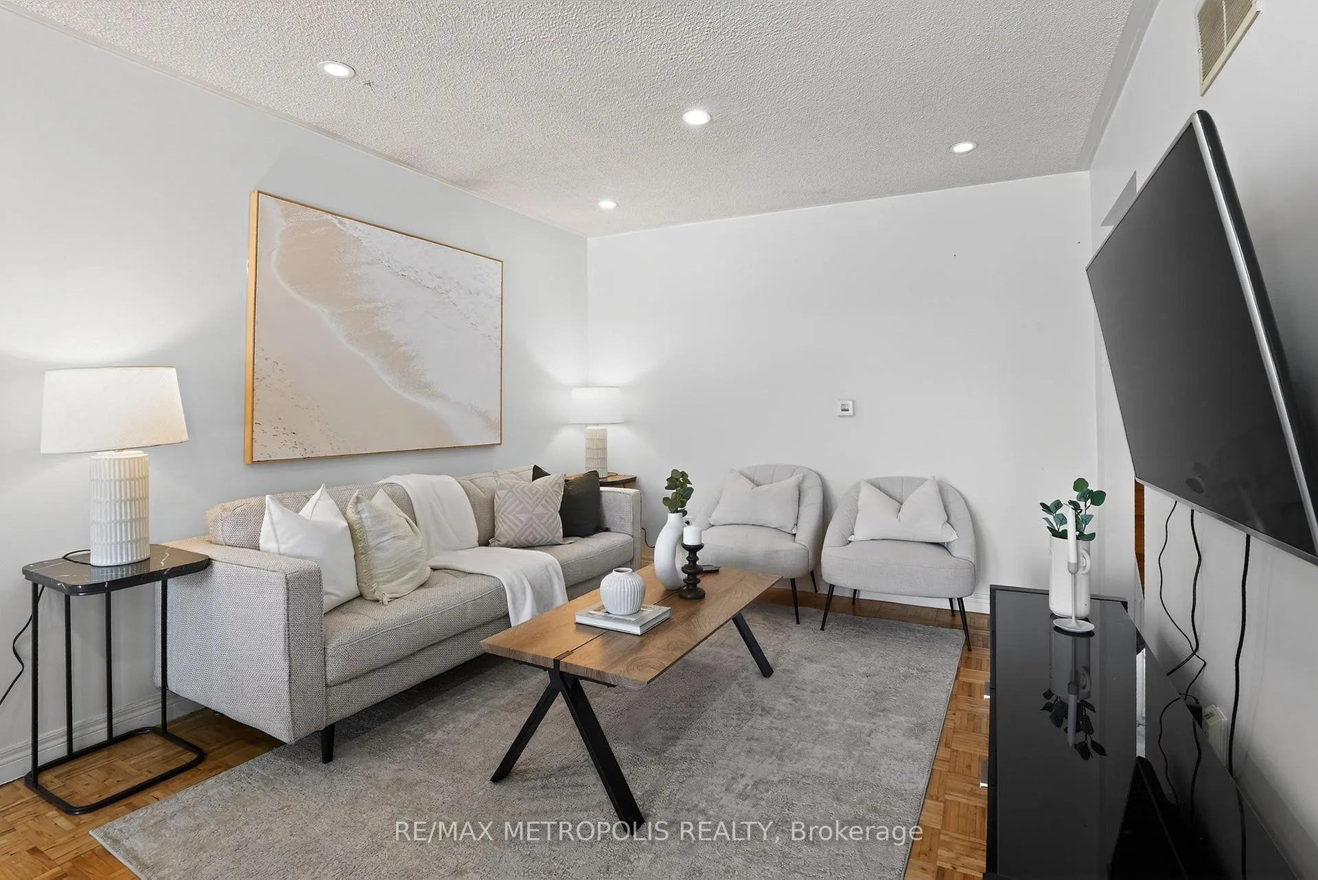 Photo 3 of 8 Roseville Drive, Brampton, Brampton South — HOMEH