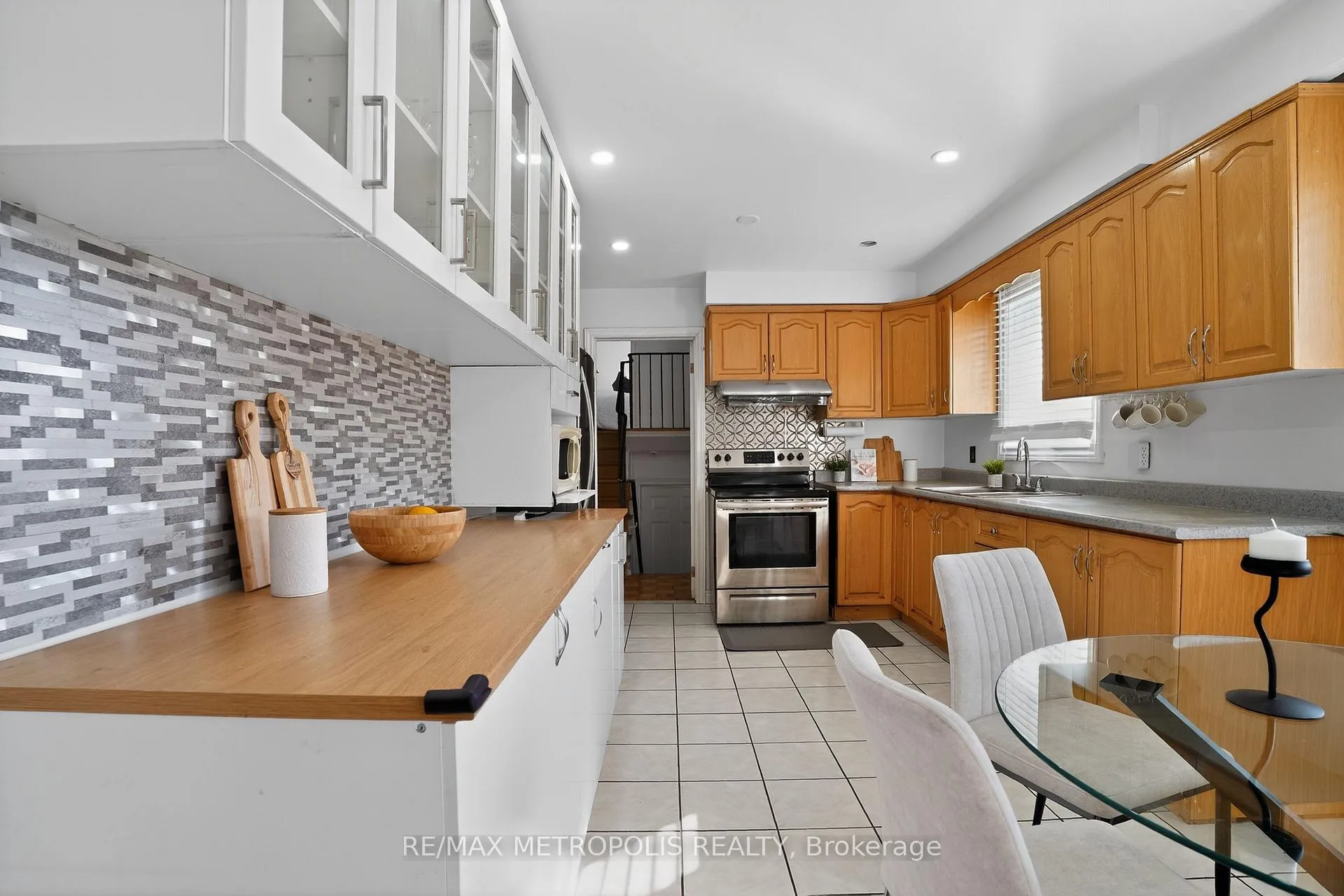 Photo 9 of 8 Roseville Drive, Brampton, Brampton South — HOMEH