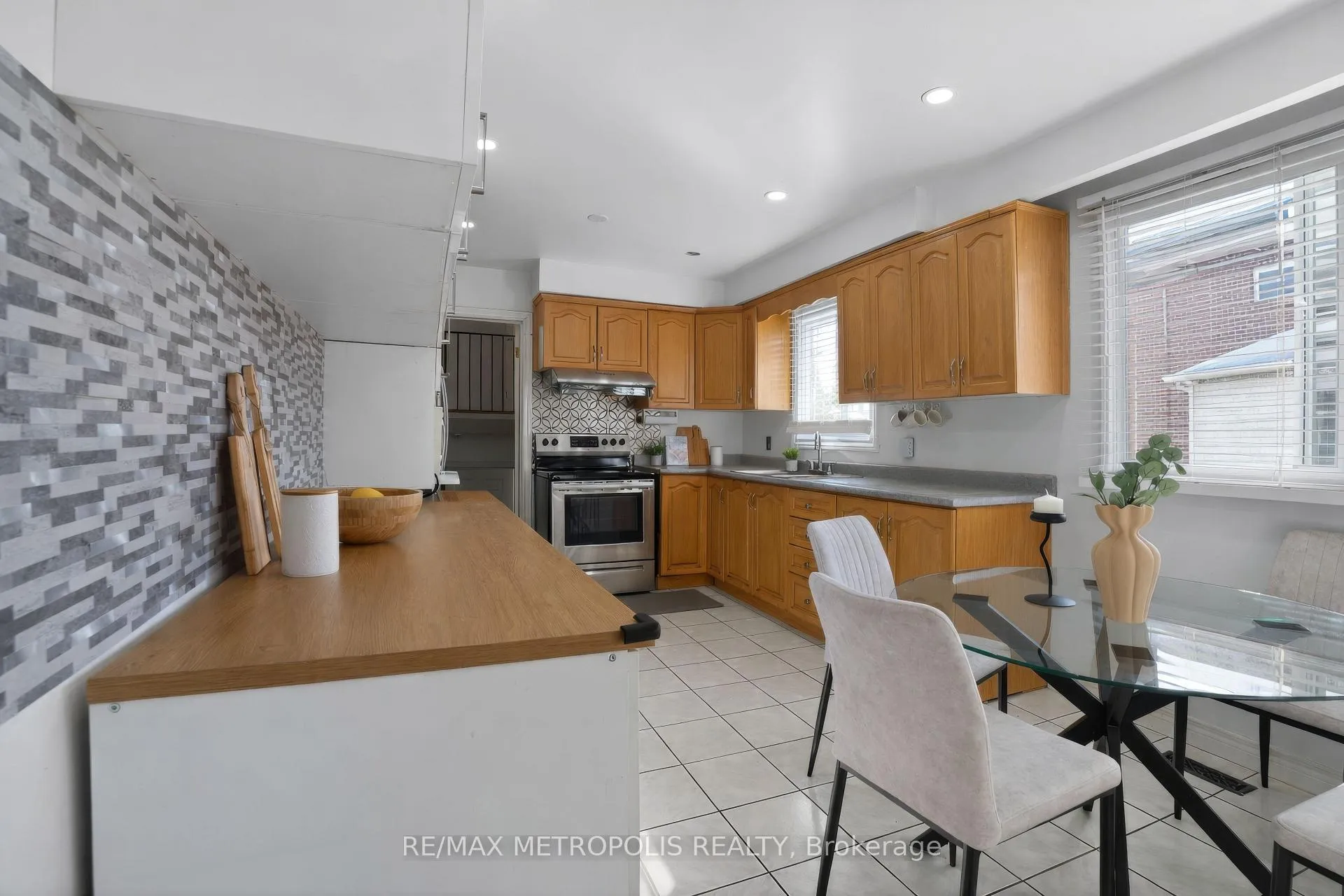 Photo 10 of 8 Roseville Drive, Brampton, Brampton South — HOMEH