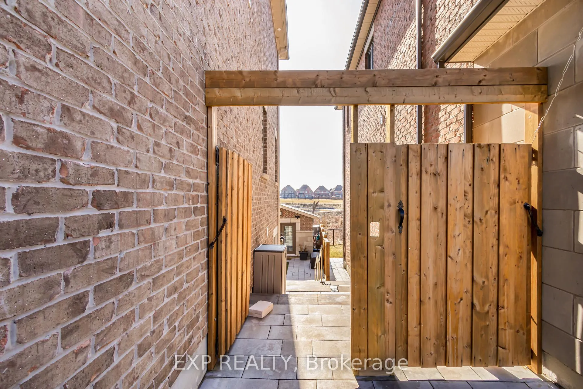 Photo 24 of 21 Lacrosse Trail, Vaughan, Kleinburg — HOMEH