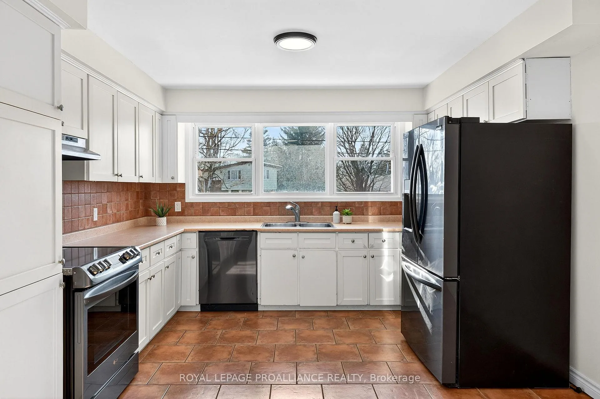 Photo 10 of 107 Fenwood Crescent, Belleville, Belleville Ward — HOMEH
