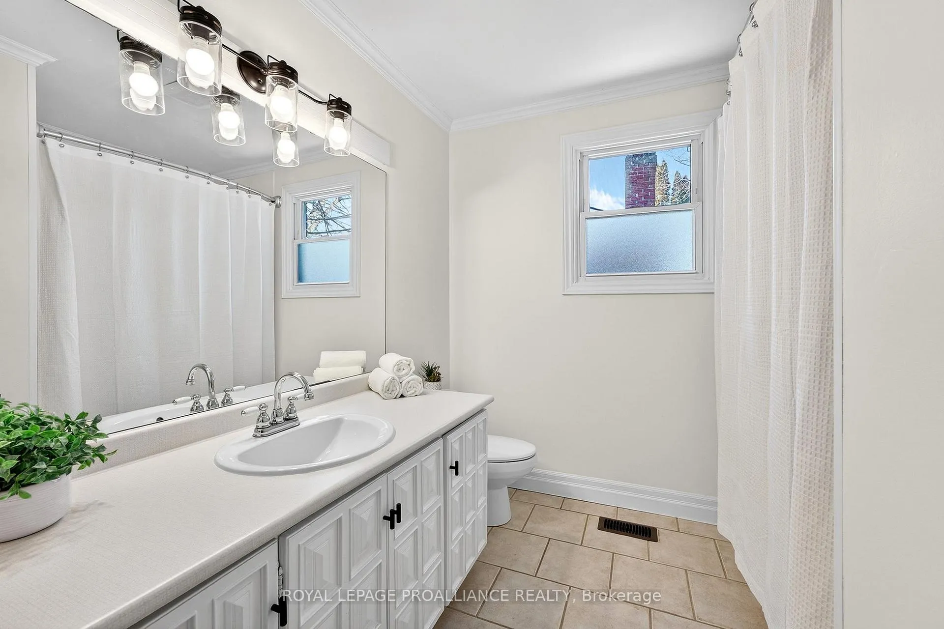 Photo 18 of 107 Fenwood Crescent, Belleville, Belleville Ward — HOMEH