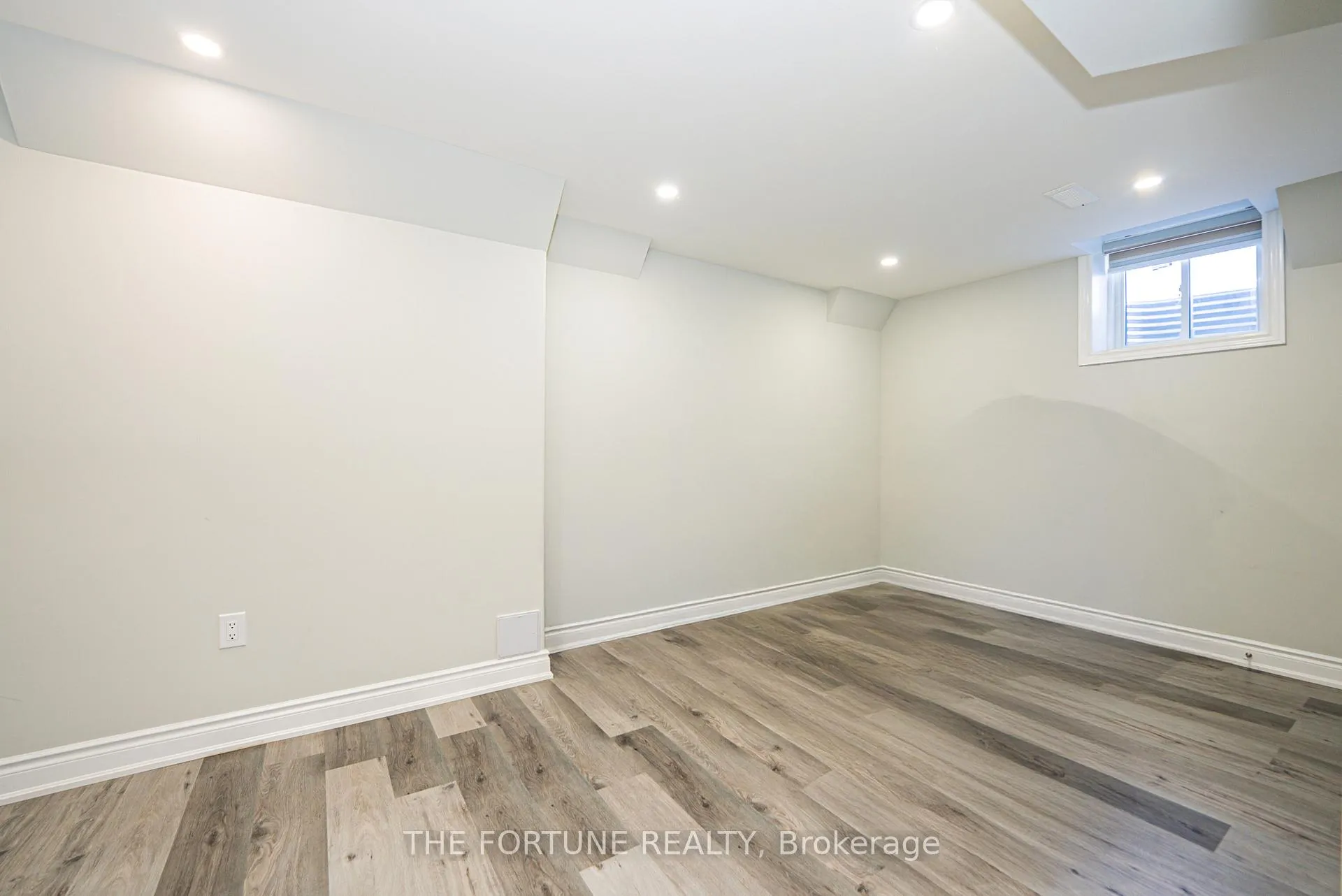 Photo 14 of 21 Lyle Way N, Brampton, Northwest Brampton — HOMEH