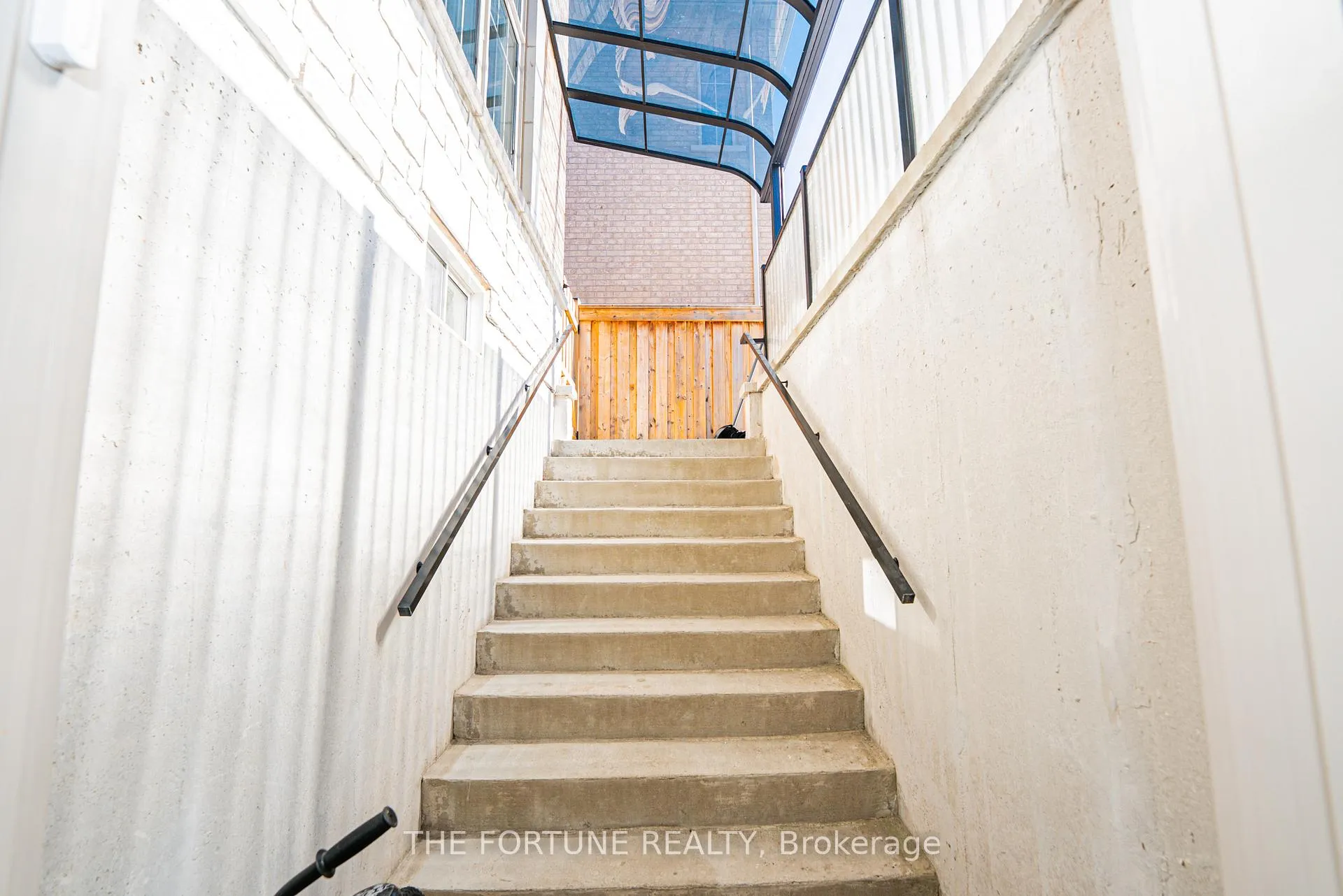 Photo 15 of 21 Lyle Way N, Brampton, Northwest Brampton — HOMEH