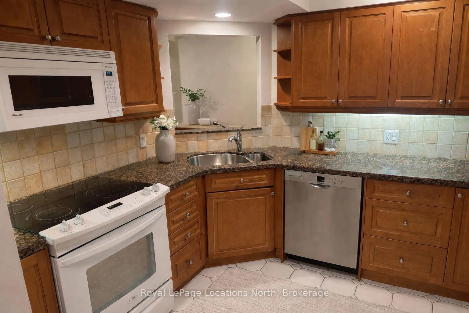 Photo 3 of Unit 702, 1818 Bayview Avenue, Toronto, Mount Pleasant East — HOMEH