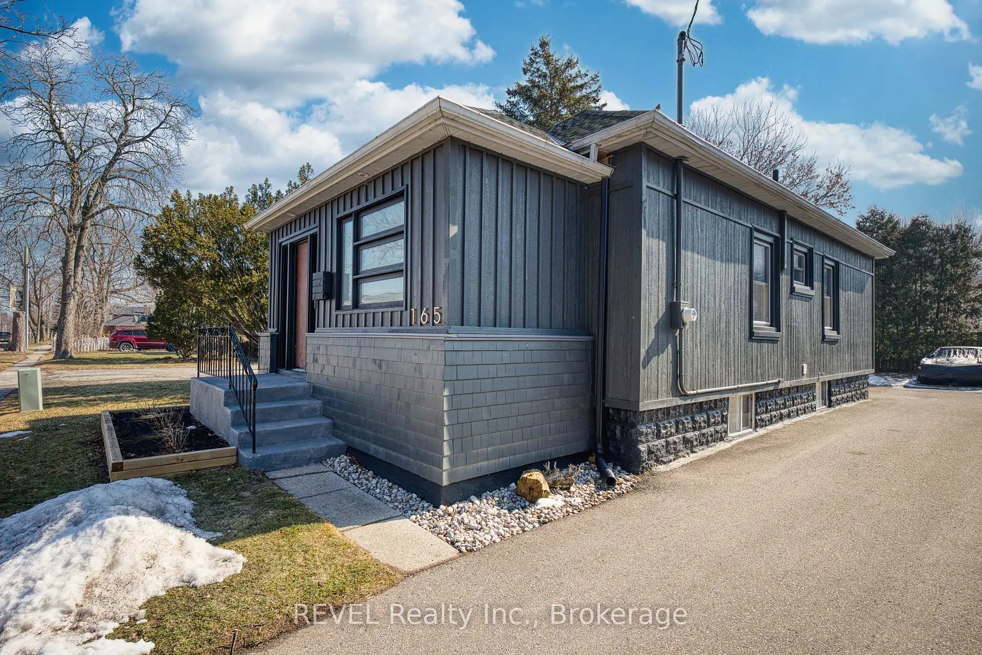 Photo 4 of 165 Main Street, St. Catharines, Port Dalhousie — HOMEH