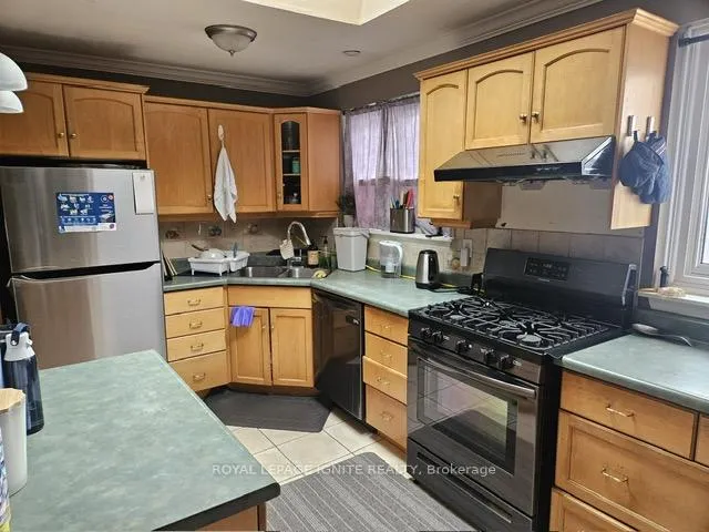 Photo 6 of Unit Upper Level, 43 Edgebrook Crescent, Brampton, Southgate — HOMEH